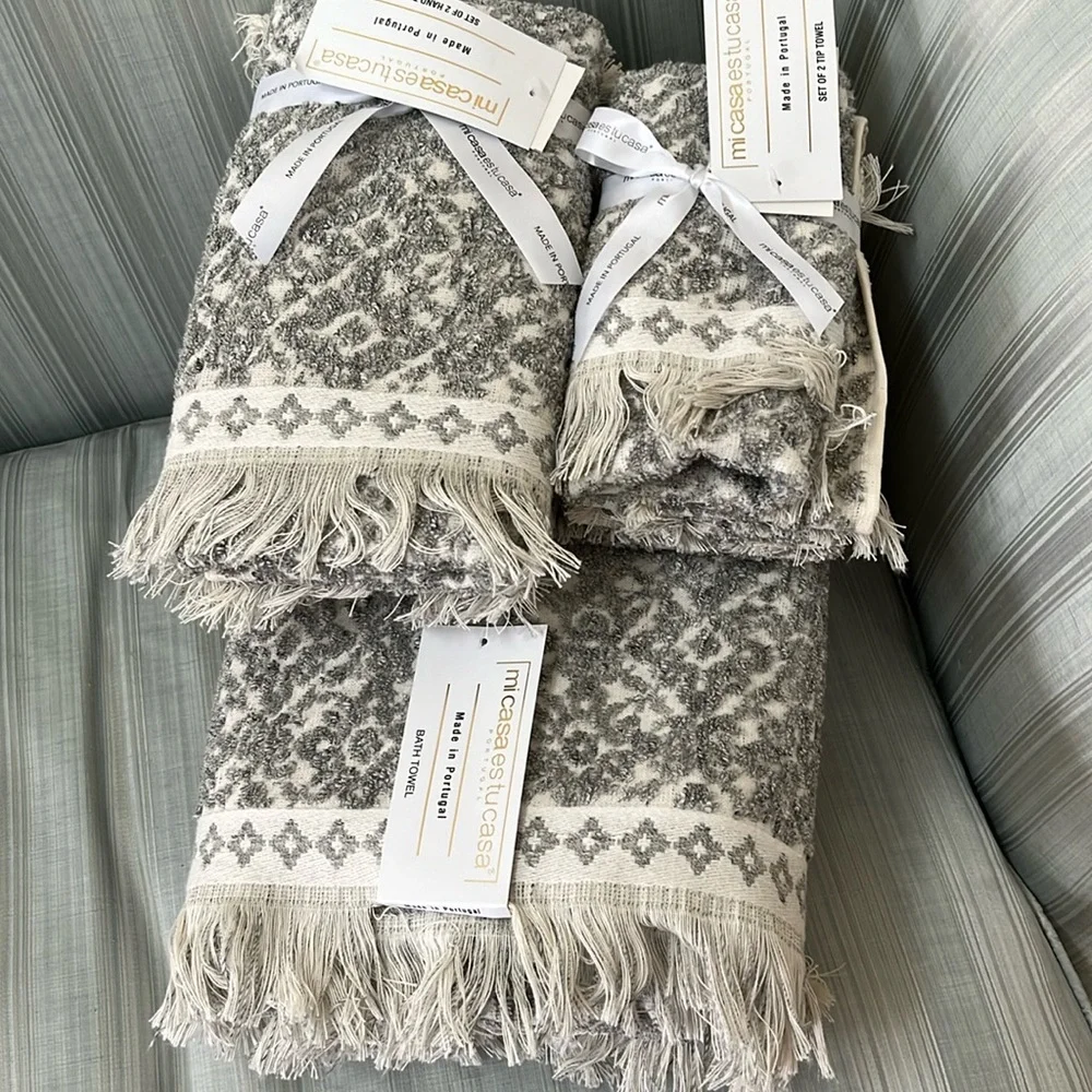2 sets of gorgeous fringed bath towels by Mi Casa Es Tu Casa - NWT